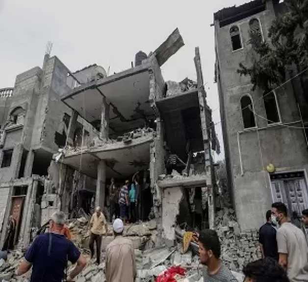 غزة.. انهيار مبنى تعرض لقصف إسرائيلي خلال حرب الإبادة
