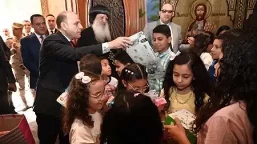 محافظ الغربية يوزع هدايا الرئيس على الأطفال داخل الكنائس احتفالا بعيد القيامة
