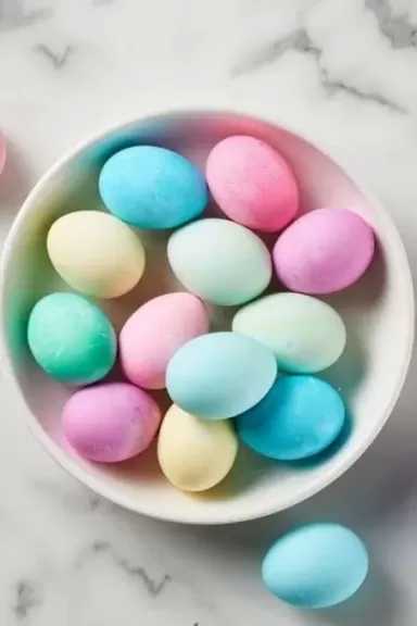 أخصائى تغذية يحذر: «متلونوش البيض بألوان صناعية وتناولوا ترمس”