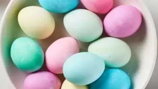 أخصائى تغذية يحذر: «متلونوش البيض بألوان صناعية وتناولوا ترمس”