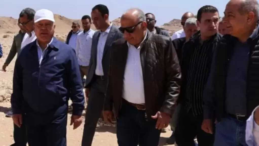 وزيرا النقل والكهرباء يبدأن جولة ميدانية تفقدية لجبل الجلالة لبدء خطوات مشروع الرياح