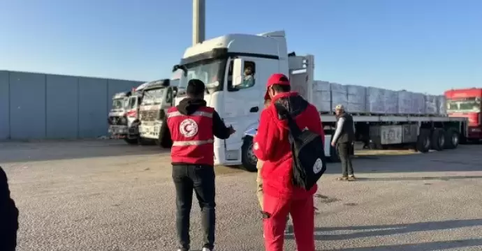 الهلال الأحمر يدفع بأكثر من 155 ألف سلة غذائية ومواد إغاثية عبر قافلة «زاد العزة» الـ 176