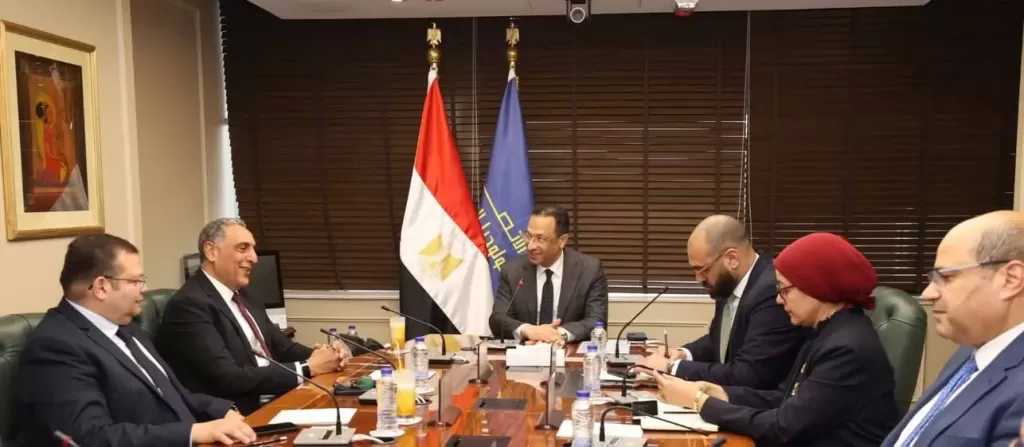 وزير الاتصالات يناقش مع المدير الإقليمي لشركة Oracle مصر خطط الشركة لتعزيز التعاون في مجال التحول الرقمي في مصر