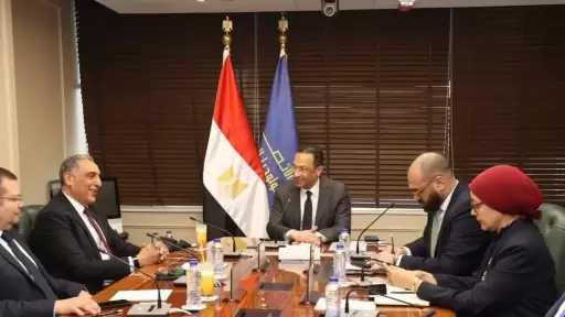 وزير الاتصالات يناقش مع المدير الإقليمي لشركة Oracle مصر خطط الشركة لتعزيز التعاون في مجال التحول الرقمي في مصر