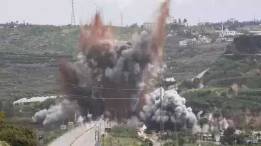 بغارتين متتاليتين.. إسرائيل تدمر جسر القاسمية آخر رابط بين جنوب لبنان وبقية البلاد