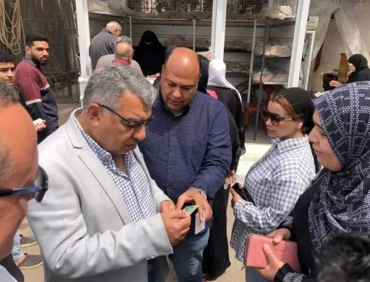 محافظ الدقهلية يتفقد منافذ بيع الخبز المدعم الجديدة في المنصورة