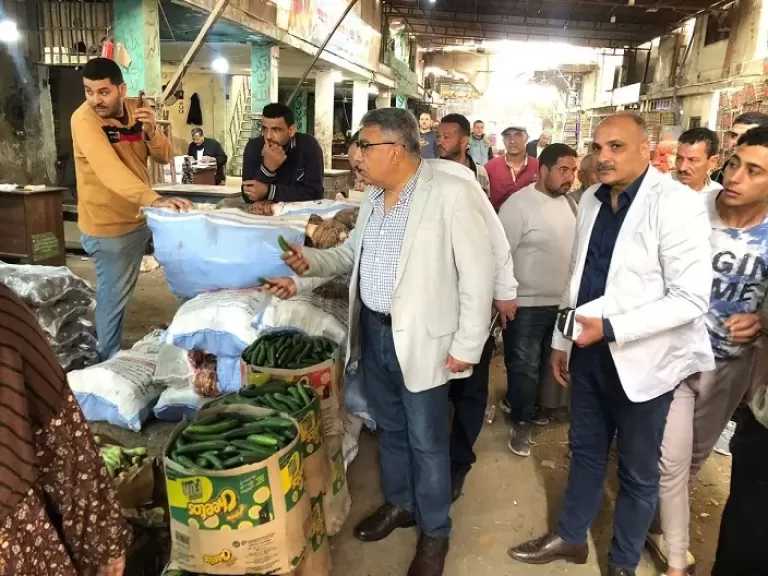 محافظ الدقهلية يتفقد سوق الجملة للخضروات والفاكهة بالمنصورة لمقارنة الأسعار