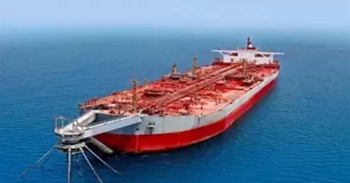 رويترز عن مصادر بحرية: إطلاق نار على سفينتين حاولتا عبور مضيق هرمز