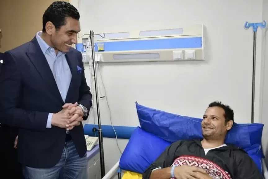 وزير الرياضة يزور أحد عاملي النظافة بـ«نادي النادي» للاطمئنان على حالته الصحية