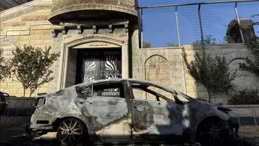 مستوطنون يحرقون منزلا ومركبة لعائلتين فلسطينيتين شمال رام الله