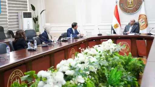 لدعم برامج التدريب المهني وتأهيل الشباب لسوق العمل.. وزير العمل يلتقي وفد مبادرة ”الاستثمار من أجل التوظيف”
