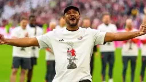 ببغاء الكوكاتو يخطف الأنظار في احتفالات بايرن ميونخ بلقب الدوري