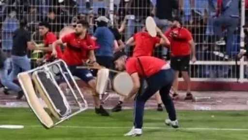 اشتباكات دامية بنصف نهائى الكونفدرالية وتأجيل المباراة 80 دقيقة