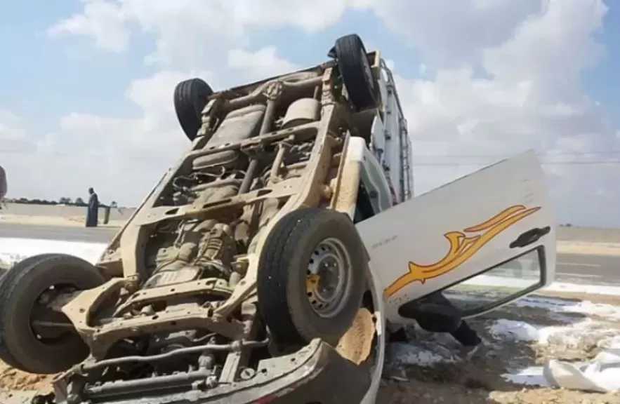 إصابة 10 أشخاص إثر انقلاب سيارة تقل عمالا على طريق جمصة الدولي