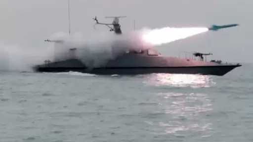 إعلام إيراني: استهداف سفن أمريكية بمسيرات بعد حادثة سفينة قادمة من الصين