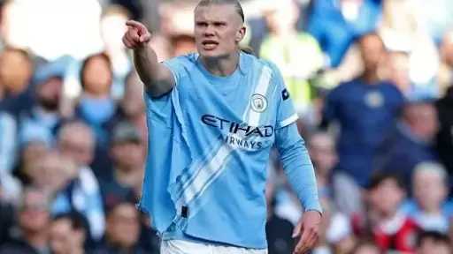 هالاند يطالب لاعبي مانشستر سيتي بالتركيز في مرحلة حسم الدوري