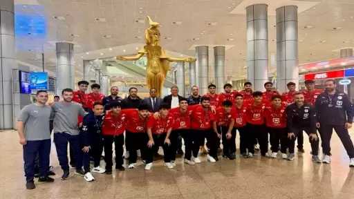 رئيس اتحاد اليد يستقبل أبطال برونزية البحر المتوسط بمطار القاهرة