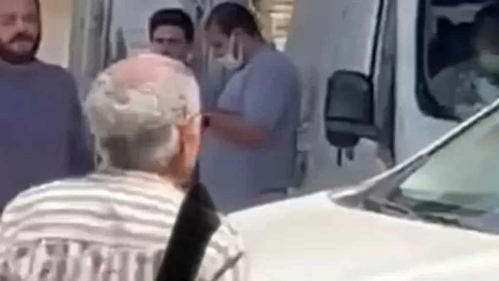 سيد رجب وأشرف زكي وهنادي مهني يصلون جنازة والد منة شلبي
