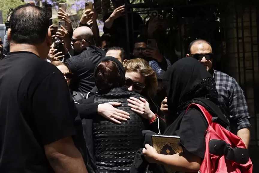 لبلبة وكريم عبد العزيز يساندان منة شلبي في جنازة والدها