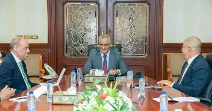 وزير الدولة للإنتاج الحربي يلتقي رئيس اتحاد الصناعات لبحث تعزيز التصنيع المحلي