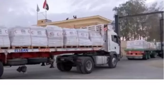 قافلة ”زاد العزة” الـ 181 تدخل إلى الفلسطينيين في قطاع غزة