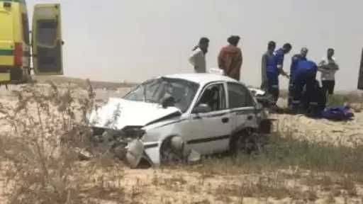 إصابة 3 أشخاص إثر انقلاب سيارة تاكسي على طريق الخارجة- أسيوط بالوادي الجديد