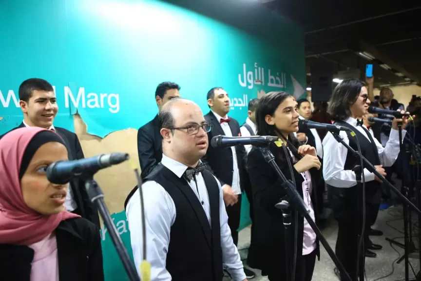 عرض غنائي لذوي القدرات الخاصة يُسعد جمهور الركاب بمحطة مترو جمال عبد الناصر.. صور