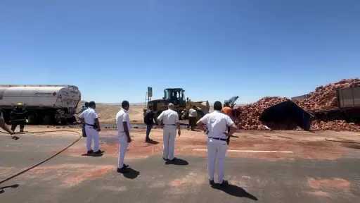 ​السيطرة على تسريب مواد بترولية إثر حادث تصادم شاحنتين بطريق «رأس غارب - الغردقة».. صور