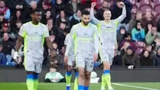 مانشستر سيتي يتخطى بيرنلي ويخطف صدارة الدوري الإنجليزي