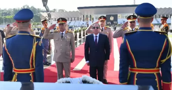 الرئيس السيسي يضع إكليلا من الزهور على النصب التذكاري لشهداء القوات المسلحة وقبر السادات