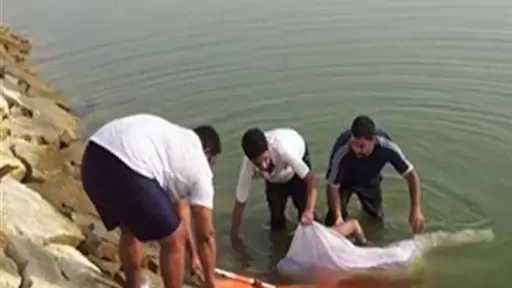 انتشال جثة شاب غريق من الرياح التوفيقي في كفر شكر بالقليوبية
