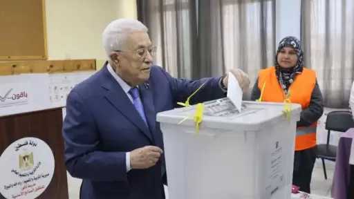 الرئيس الفلسطيني يدلي بصوته في الانتخابات المحلية بمدينة البيرة
