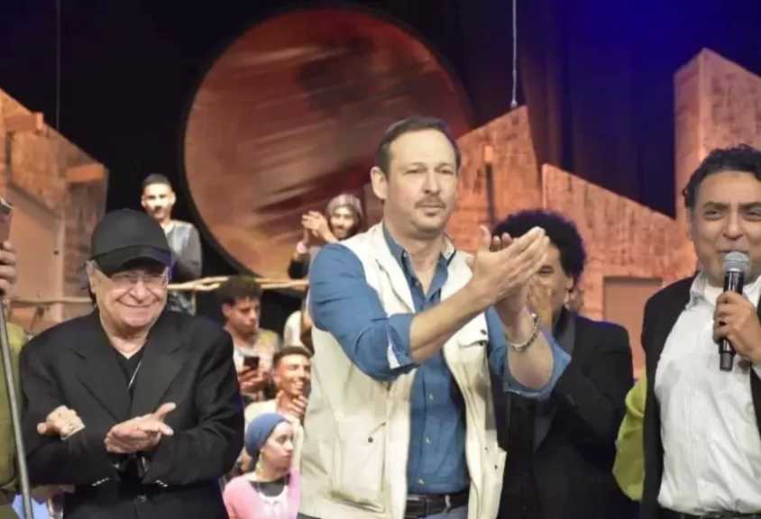 كامل العدد.. عرض ابن الأصول على مسرح ميامي بحضور رئيس قطاع المسرح