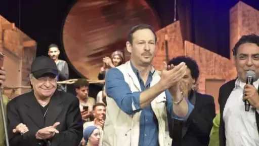 كامل العدد.. عرض ابن الأصول على مسرح ميامي بحضور رئيس قطاع المسرح