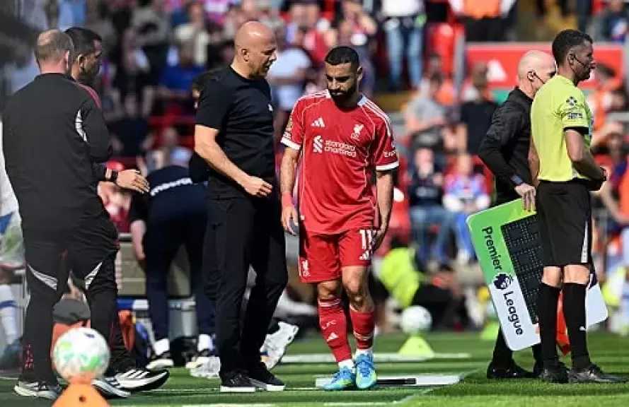 جهاز منتخب مصر يطمئن على محمد صلاح