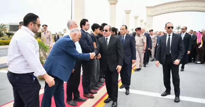 المتحدث الرئاسي ينشر صور الرئيس السيسي يتقدم مشيعي جنازة اللواء كمال مدبولي والد رئيس الوزراء