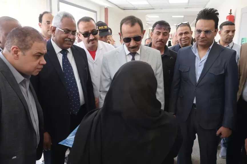 محافظ سوهاج يتفقد المستشفى العام ويوجه بتحسين مستوى الخدمات الطبية.. صور