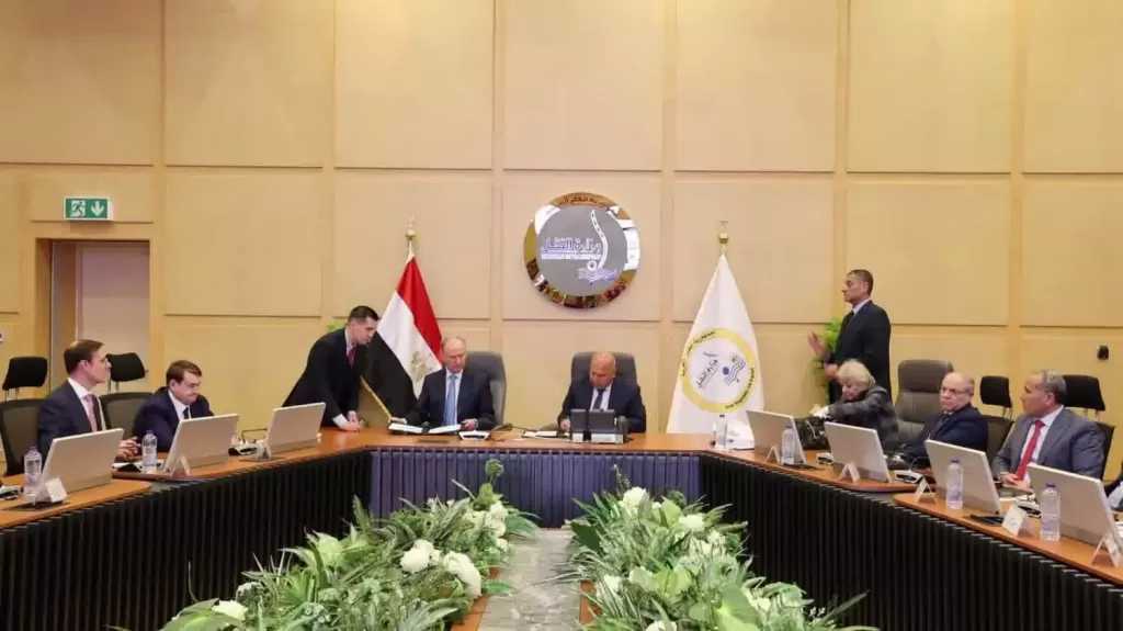 وزير النقل ومساعد الرئيس الروسي يوقعان مذكرة تفاهم لتعزيز التعاون الثنائي في مجال النقل البحري التجاري
