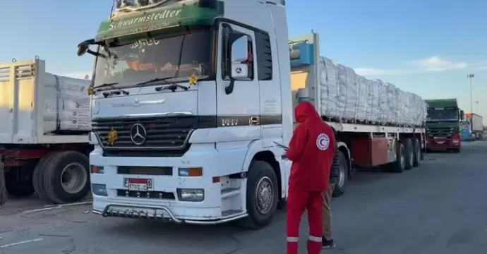 الهلال الأحمر يدفع بأكثر من 4685 طنا من المساعدات الغذائية والإغاثية لمساندة أهالي غزة