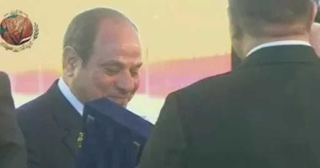 اتحاد عمال مصر يهدى الرئيس السيسى درع الاتحاد