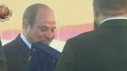 اتحاد عمال مصر يهدى الرئيس السيسى درع الاتحاد