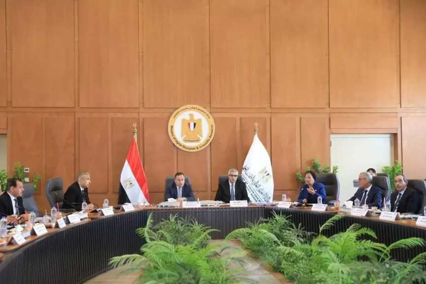 وزير التعليم العالي يوجه بـ استعداد الجامعات والمعاهد لامتحانات الفصل الدراسي الثاني للعام الجامعي الحالي