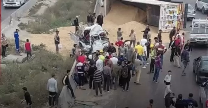 إصابة 5 أشخاص في انقلاب سيارة نقل محملة بالرمال على ميكروباص بالإسكندرية
