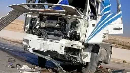 انقلاب سيارة مقطورة اصطدمت بالحاجز الخرساني في القطامية