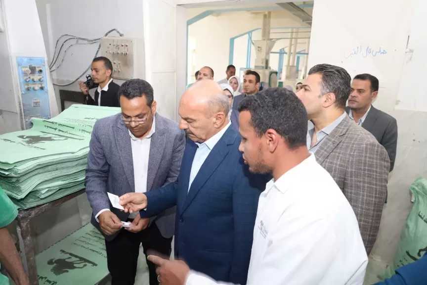 محافظ السويس يتفقد مطاحن شرق الدلتا لضمان جودة الدقيق وانتظام العمل