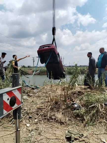 محافظ الدقهلية يوجه بسرعة رفع سيارة سقطت بترعة بطريق ميت غمر- المنصورة.. صور