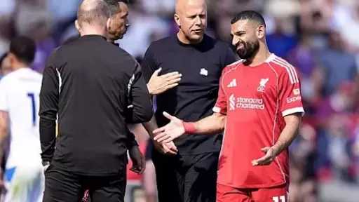 سلوت يتمسك بالبقاء مع ليفربول بعد رحيل صلاح