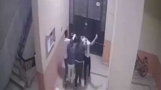 طالب ثانوي بلطجة وعنف من شباب ”سحلوه وشوهوا وشه” في منزله