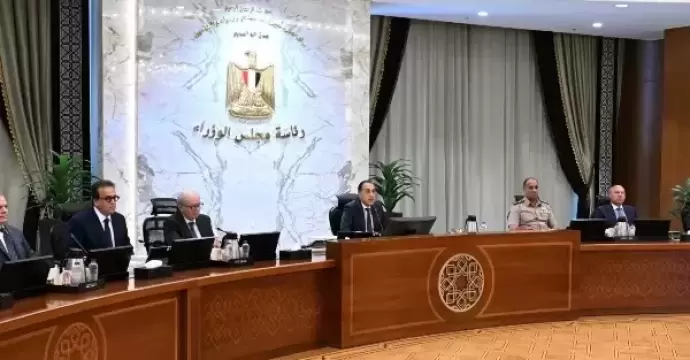 رئيس الوزراء يشدد على ضرورة توفير السلع الأساسية وطرح كميات كبيرة من اللحوم