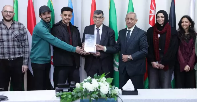 بعد فوزهم بالمركز الأول.. رئيس الأكاديمية العربية يكرم أبطال ”RoboCup”
